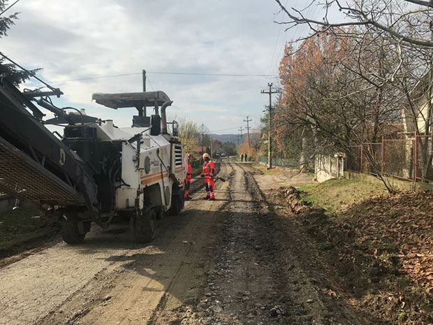 Асфалтирају макадамске путеве